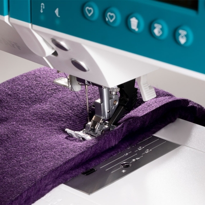 PFAFF AMBITION 620 Maszyna do szycia wieloczynnościowa sterowana komputerowo, 136 ściegów, IDT System, 7 obszyć dziurek i 2 alfabety