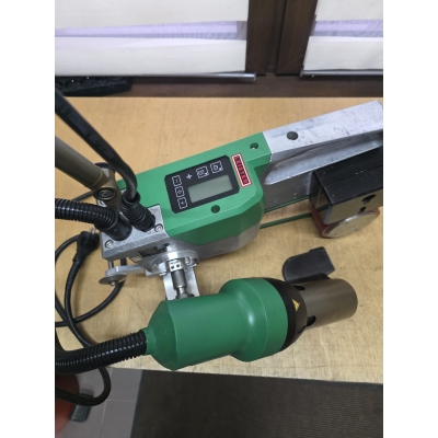 Leister UNIROOF 300 - kompaktowa zgrzewarka samojezdna do membran dachowych i basenowych