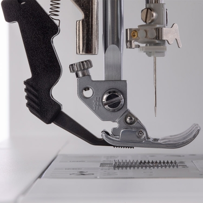 PFAFF AMBITION 620 Maszyna do szycia wieloczynnościowa sterowana komputerowo, 136 ściegów, IDT System, 7 obszyć dziurek i 2 alfabety