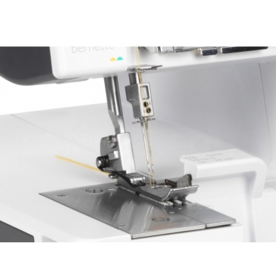 BERNINA B44 Bernina Bernette Funlock B44, 4 nitkowy Owerlok, 15 ściegów.