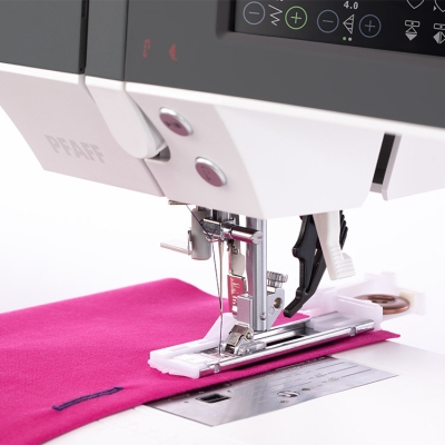 PFAFF QUILT AMBITION 630 Maszyna do szycia wieloczynnościowa sterowana komputerowo, 201 ściegów, IDT System, 7 obszyć dziurek, 2 alfabety