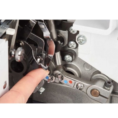 BERNINA B44 Bernina Bernette Funlock B44, 4 nitkowy Owerlok, 15 ściegów.