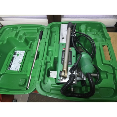 Leister UNIROOF 300 - kompaktowa zgrzewarka samojezdna do membran dachowych i basenowych