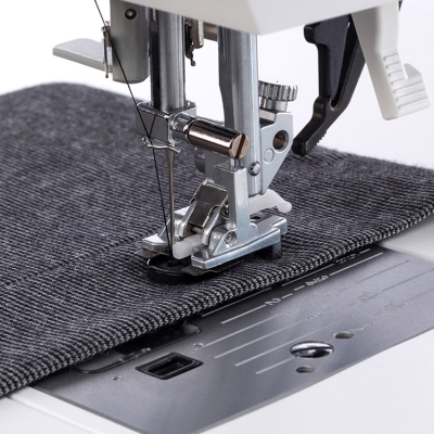 PFAFF AMBITION 610 Maszyna do szycia wieloczynnościowa sterowana komputerowo, 110 ściegów, 7x auto. obszywanie dziurki, system ITD, 8 stopek