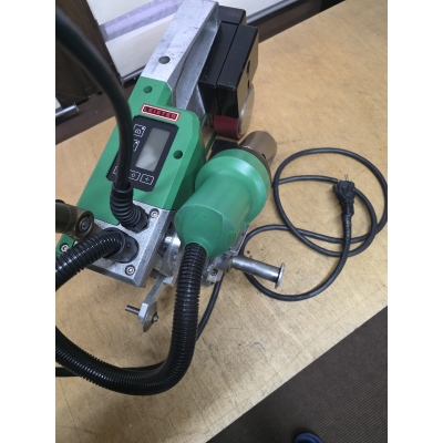 Leister UNIROOF 300 - kompaktowa zgrzewarka samojezdna do membran dachowych i basenowych