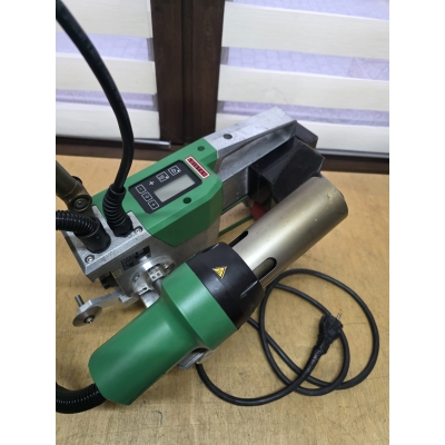 Leister UNIROOF 300 - kompaktowa zgrzewarka samojezdna do membran dachowych i basenowych