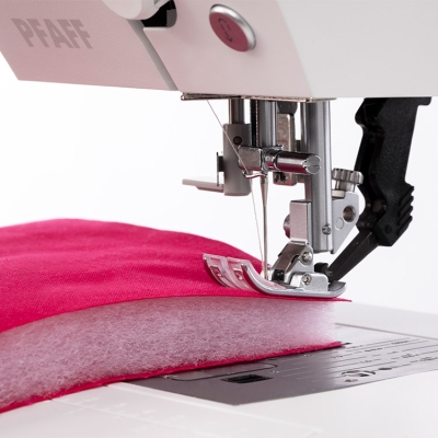 PFAFF QUILT AMBITION 630 Maszyna do szycia wieloczynnościowa sterowana komputerowo, 201 ściegów, IDT System, 7 obszyć dziurek, 2 alfabety